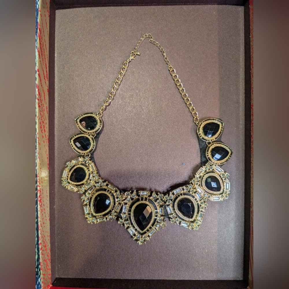 Glamorous Black and Gold Teardrop Necklace